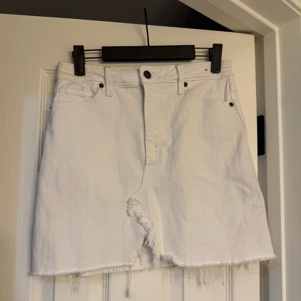 Abercrombie and fitch White Denim Skirt with Raw Hem size 4/27